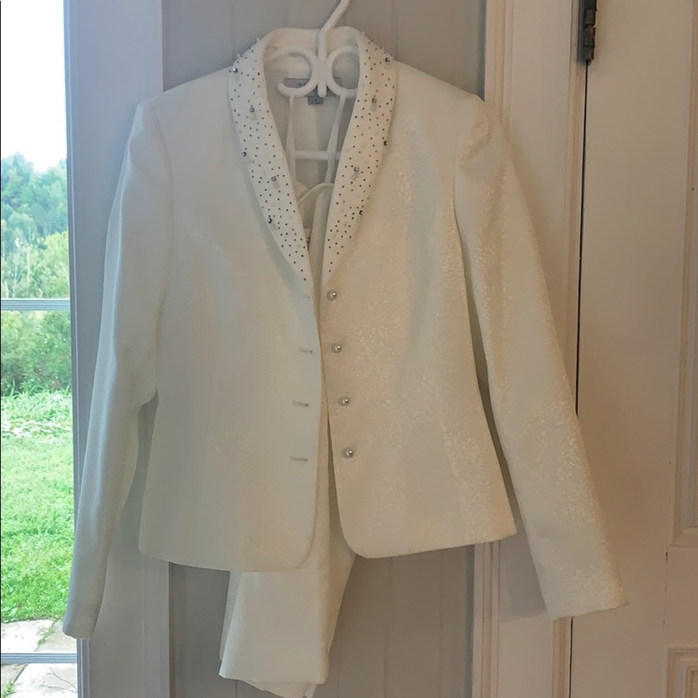 Tahari skirt suit